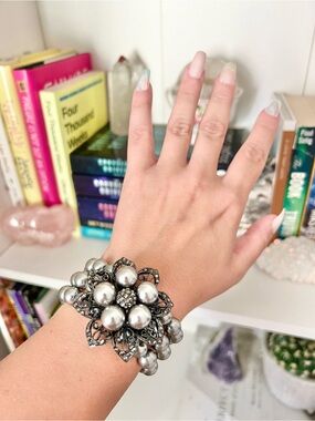 2010s Tumblr Era Chunky Grey Pearl Flower Statement Stretch Bracelet Y2K⁠